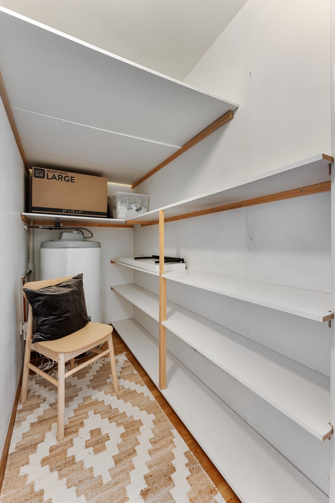 Innvendig bod som er innredet med hyller. Det er også her varmtvannsberederen er plassert Galleribilde