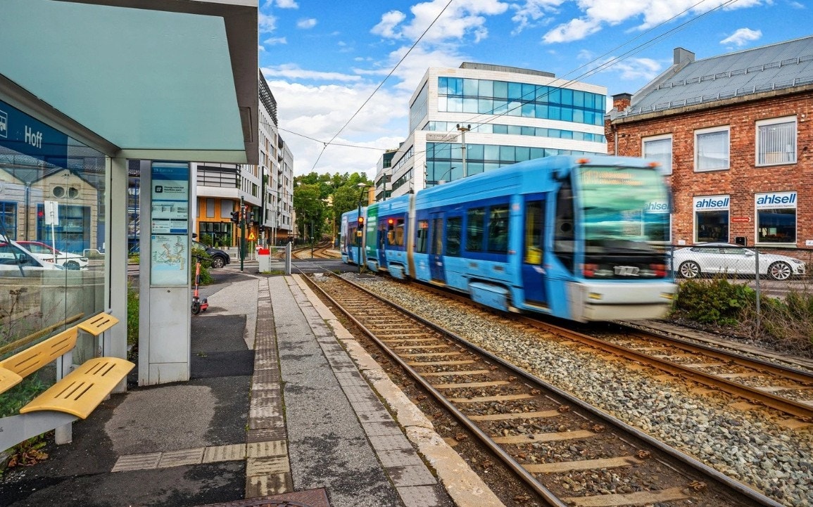 Kort vei til trikkestopp på Abbediengen og Hoff, samt tog og flytog på Skøyen Galleribilde