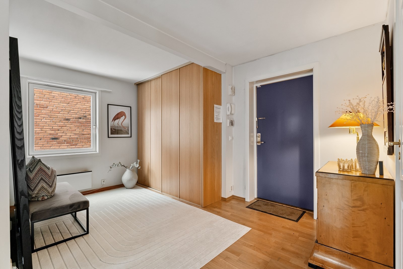 Romslig entré/hall hvor man evt. kan etablere et ekstra soverom Galleribilde