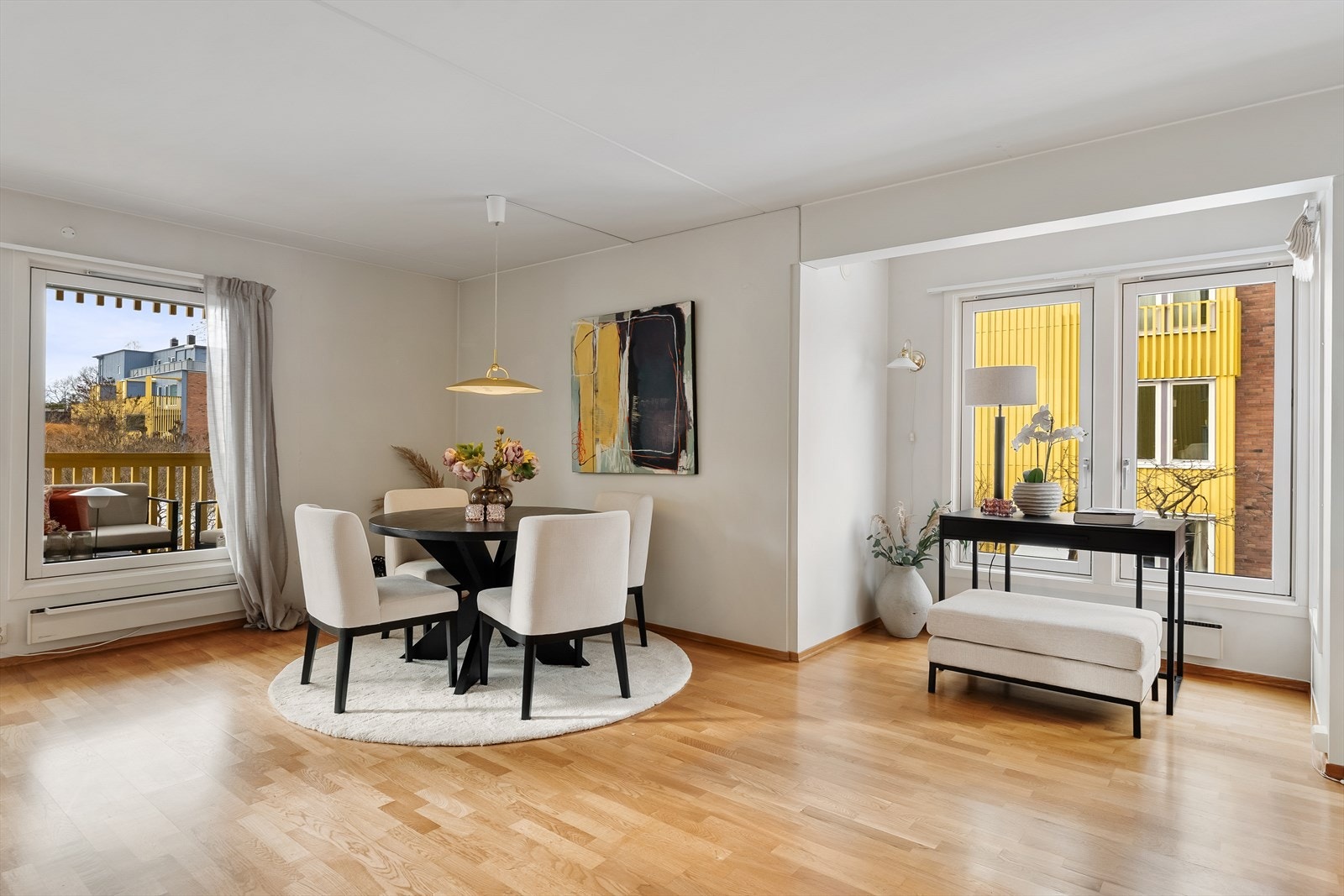 Leiligheten har vinduer på 3 sider og oppleves som svært lys og tiltalende Galleribilde