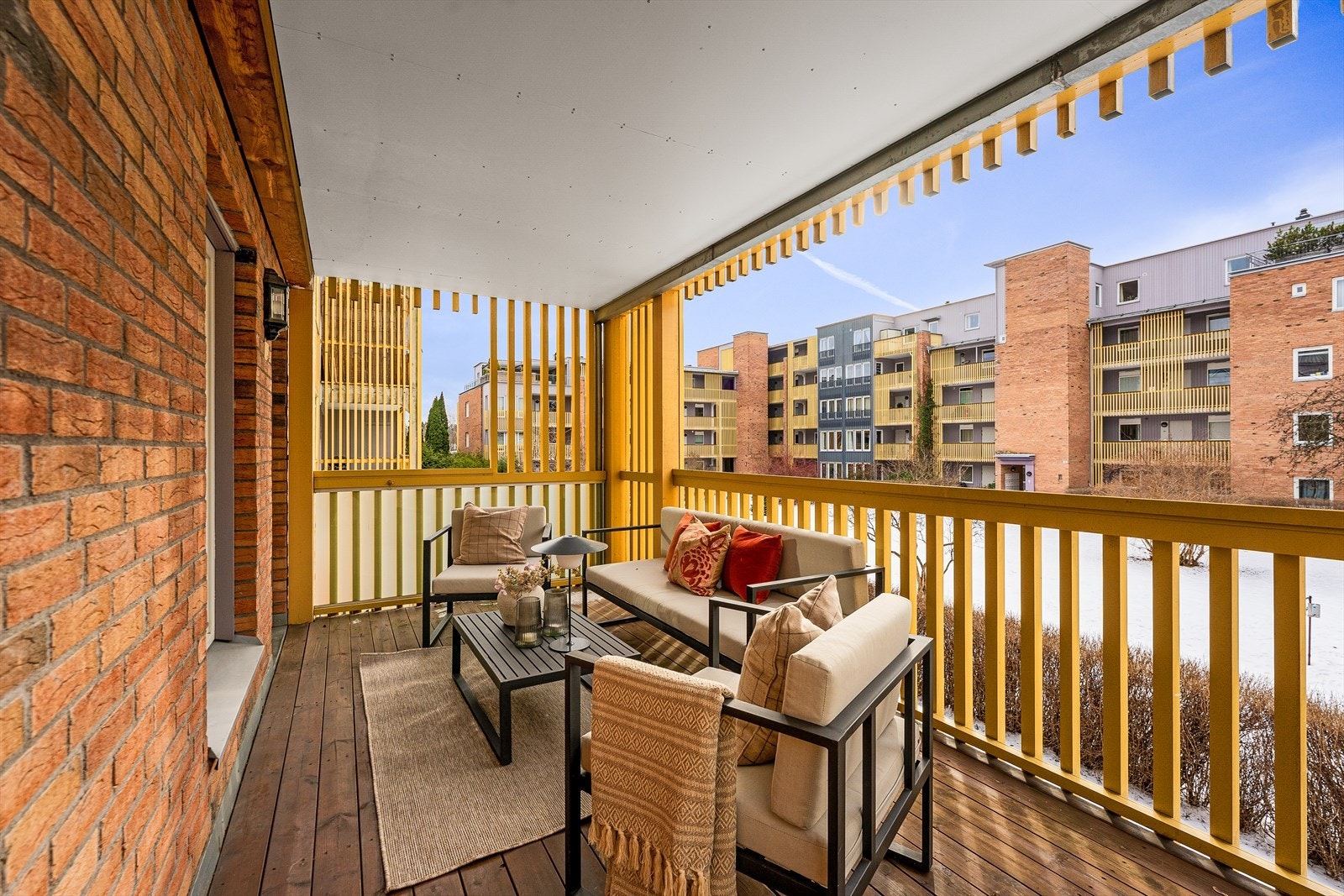 Meget romslig veranda med god plass til sittegruppe, gassgrill osv. Galleribilde