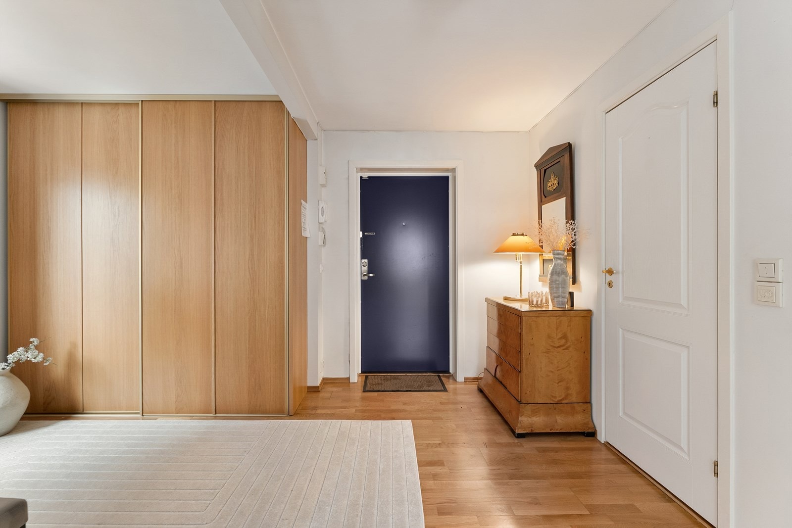 Fra hall/entré hvor det er et stort garderobeskap Galleribilde