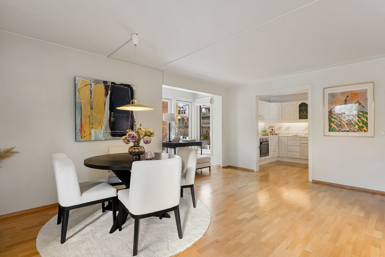 Det er delvis åpen løsning mellom kjøkken og stue/spisestue Galleribilde