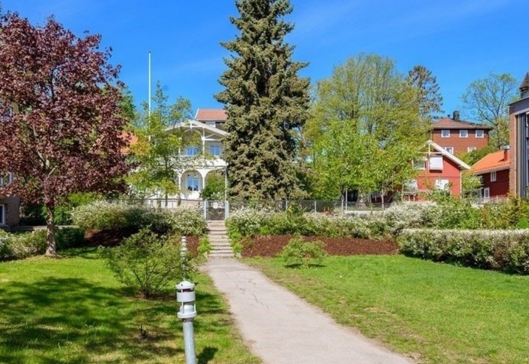 Det er pene grøntområder og flere steder å leke i boligområdet Galleribilde