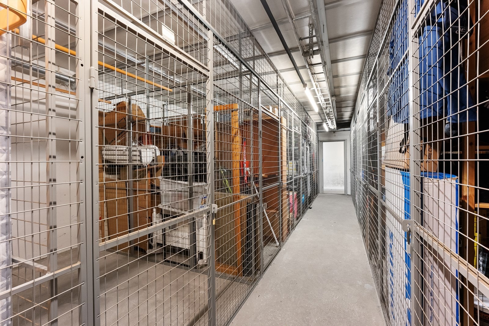 Romslig kjellerbod plassert på garasjeplanet Galleribilde