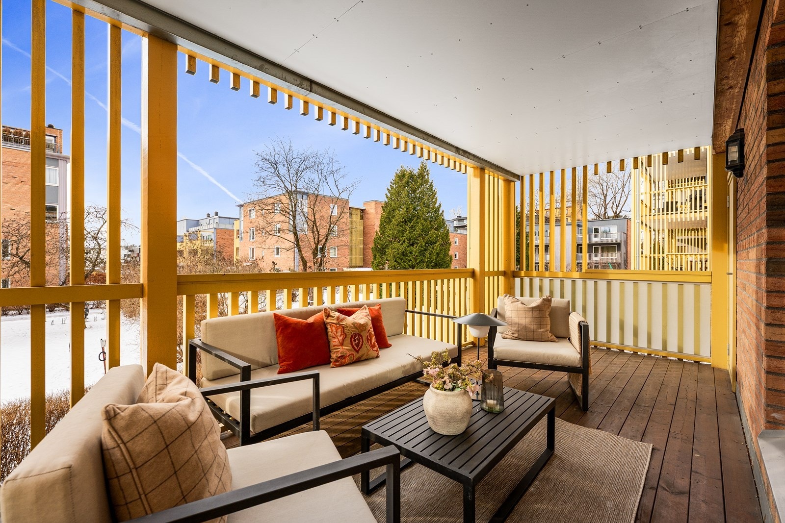 Fra leiligheten er det hyggelig mot alléen og mot de store og pent opparbeidede fellesarealene Galleribilde