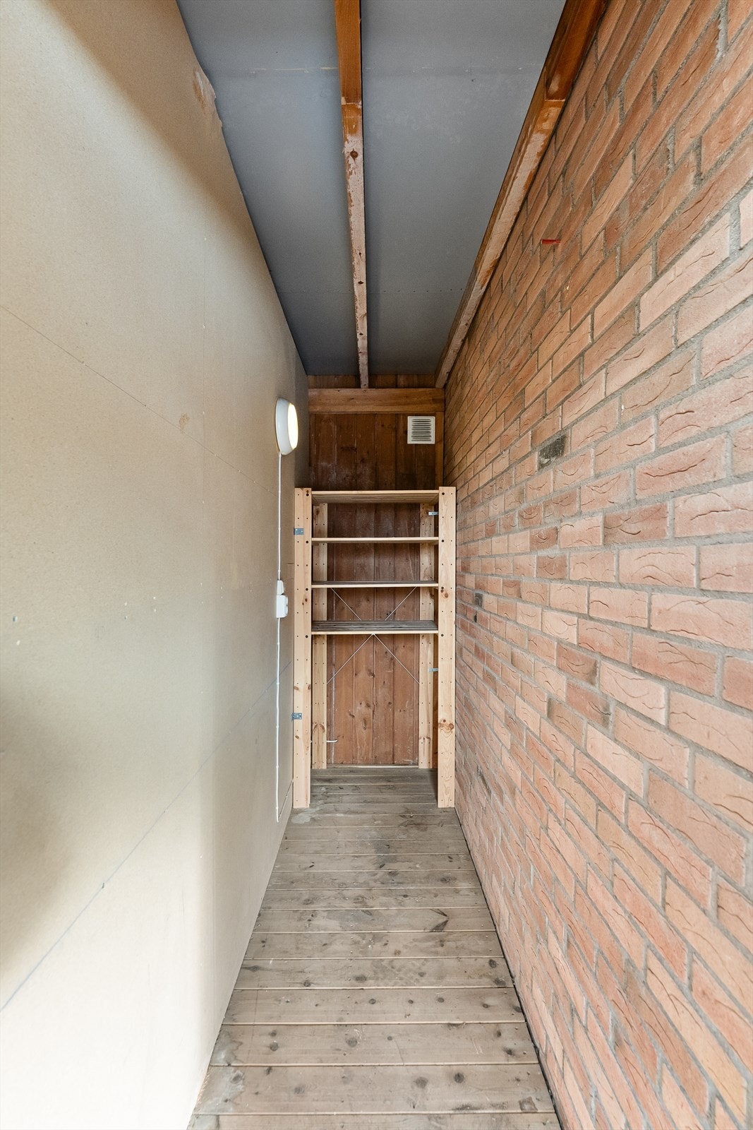 Praktisk utebod med inngang fra verandaen Galleribilde