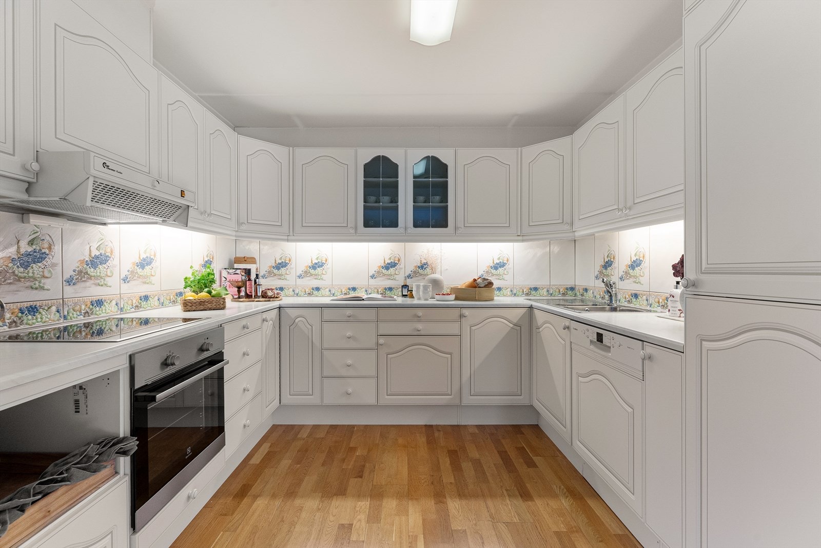 Kjøkkenet har delvis åpen løsning Galleribilde