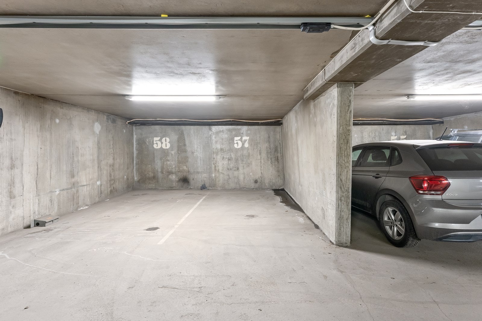 Garasjeplass i et avlåst garasjeanlegg. Her er det opplegg for montering av elbil-lader Galleribilde