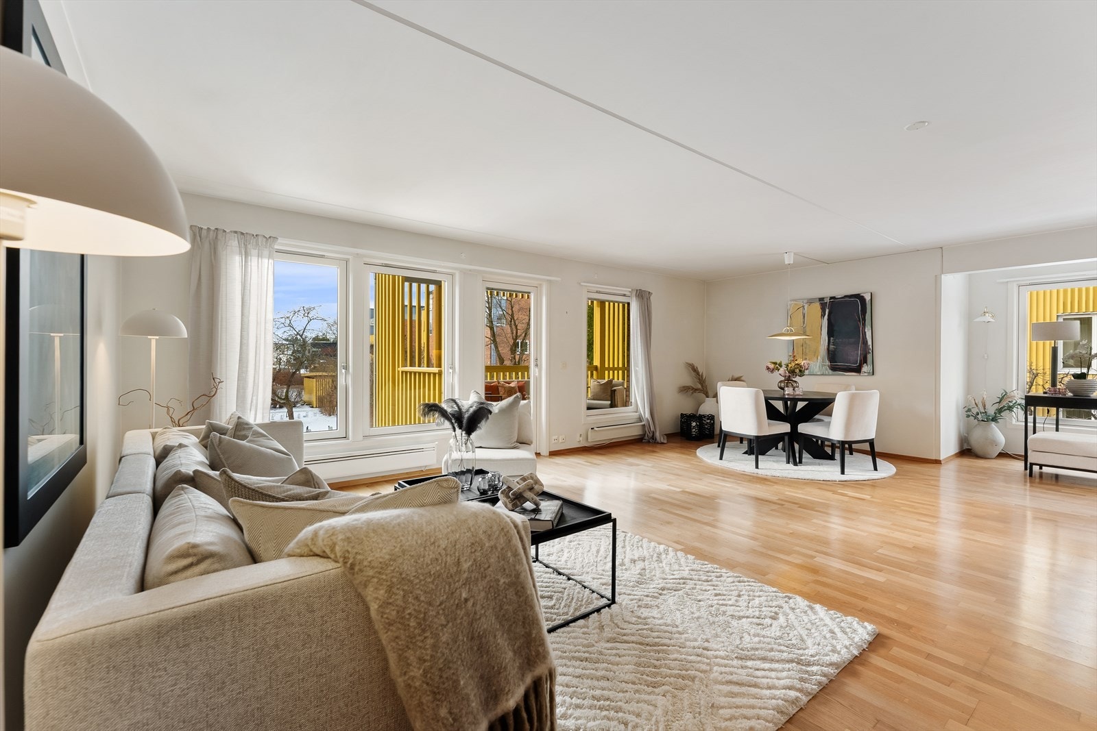 Her er det god plass til spisebord og sittegruppe Galleribilde