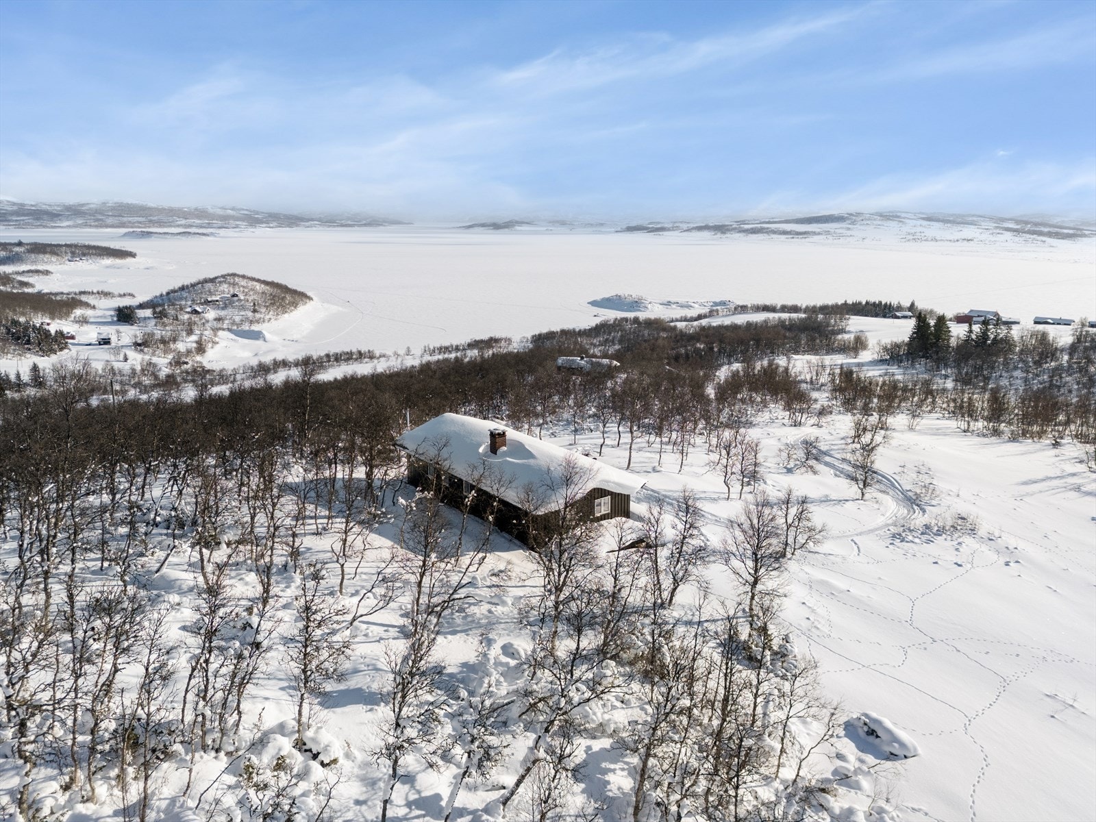 Området byr på gode tur- og rekreasjonsmuligheter, sommer som vinter, med gode muligheter for fotturer, bærplukking, skiturer og padling! Galleribilde