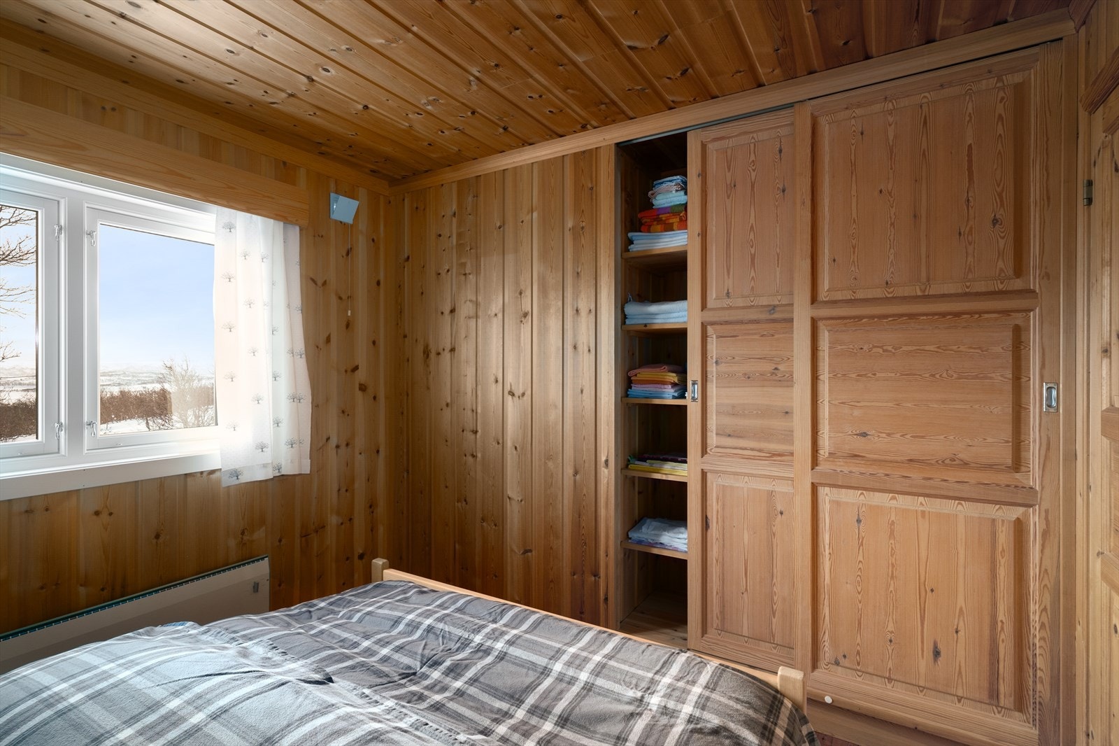 På alle tre soverommene er det plassbygde skyvedørsgarderober for oppbevaring. Galleribilde