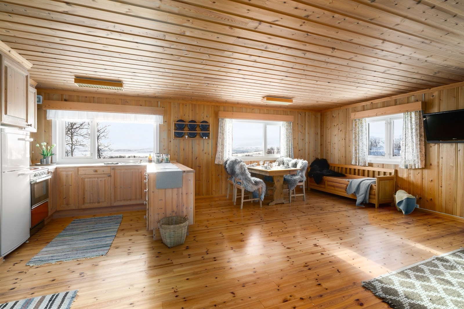 Hytta innehar en fin planløsning med alt på én flate. Innlagt strøm, med opplegg for Ring hytta varm og vann til hyttevegg hele året. Galleribilde