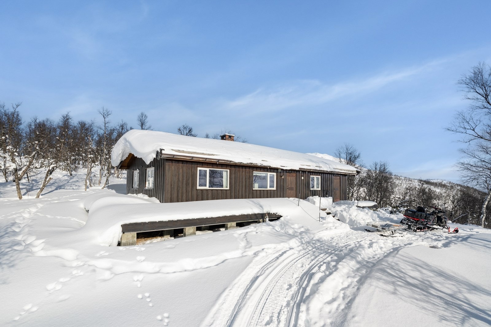 Det er ikke etablert kjøreadkomst til eiendommen. Vinterstid er det ca. 4-5 km kjøring med snøscooter fra Varland. Snøscooter medfølger ikke. Galleribilde