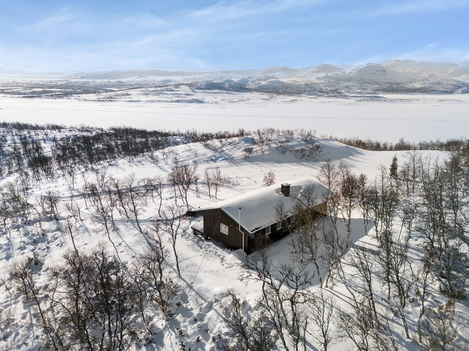 Hytta har en nydelig beliggenhet i naturskjønne omgivelser ved Førnes Gård i Rauland, helt på kanten av Hardangervidda! Galleribilde
