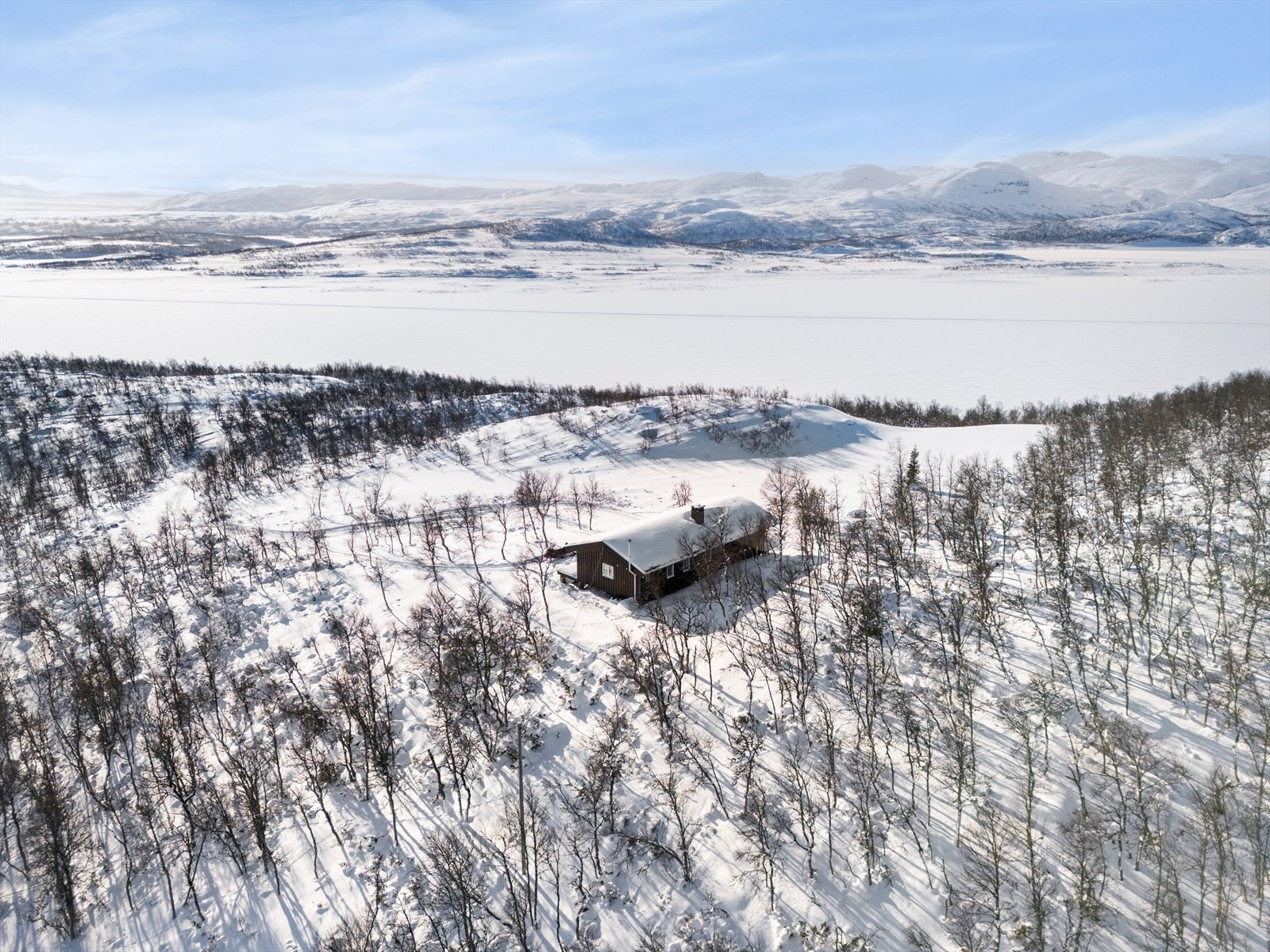 Hytta ligger høyt, fritt og usjenert til for seg selv, med gode solforhold og spektakulær utsikt! Galleribilde