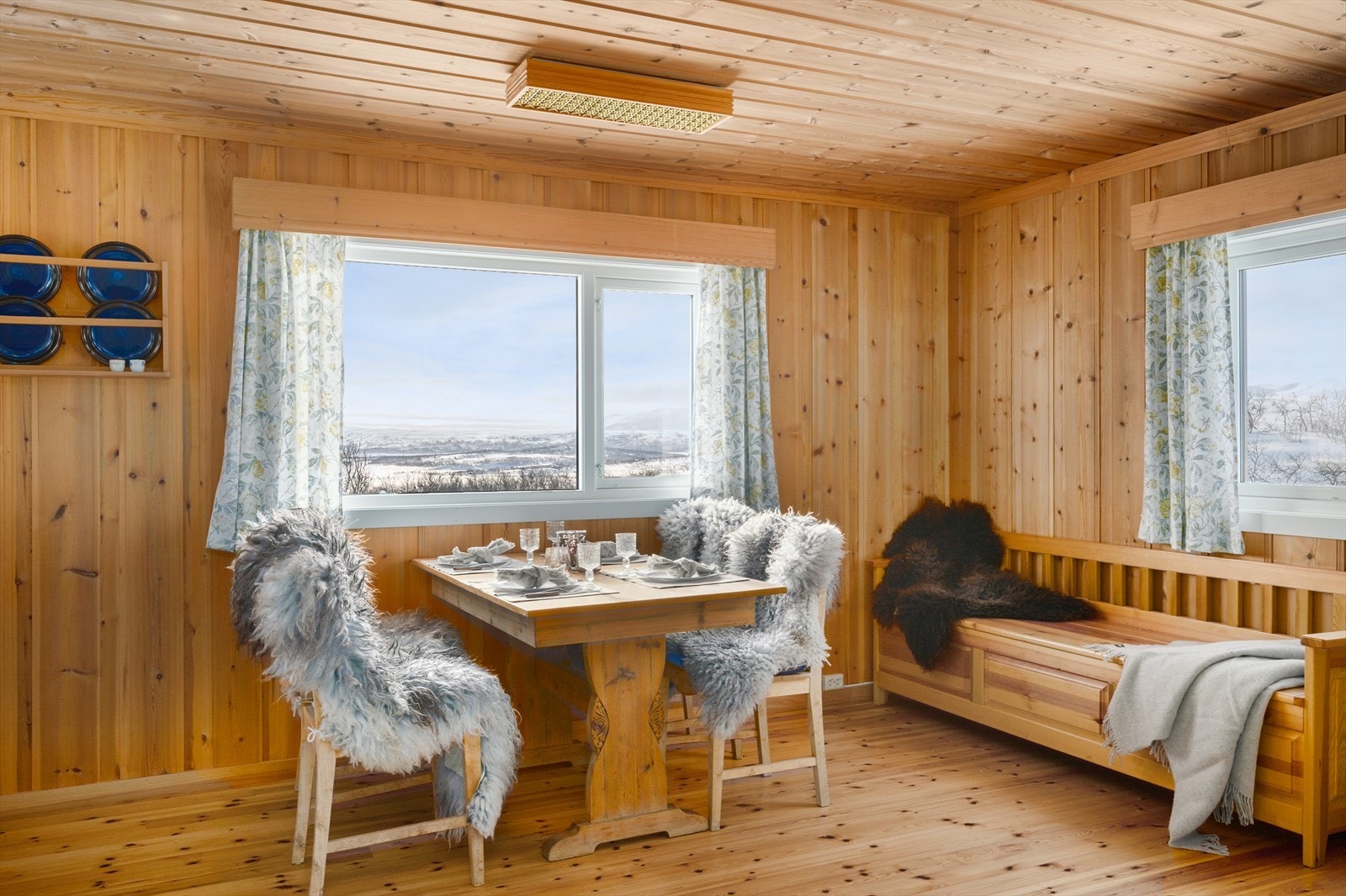 Vinduene i stuen slipper inn godt med naturlig lys og gir nydelig utsikt til Møsvatn! Galleribilde