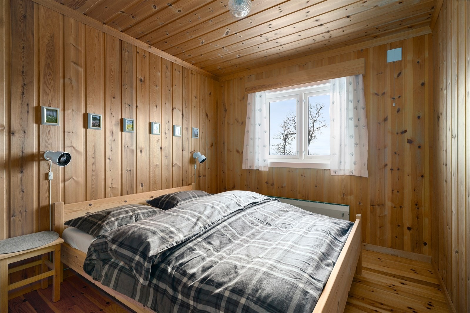 Hovedsoverommet er i dag innredet med frittstående dobbeltseng, mens de to andre soverommene har plassbygde familiekøyer. Galleribilde