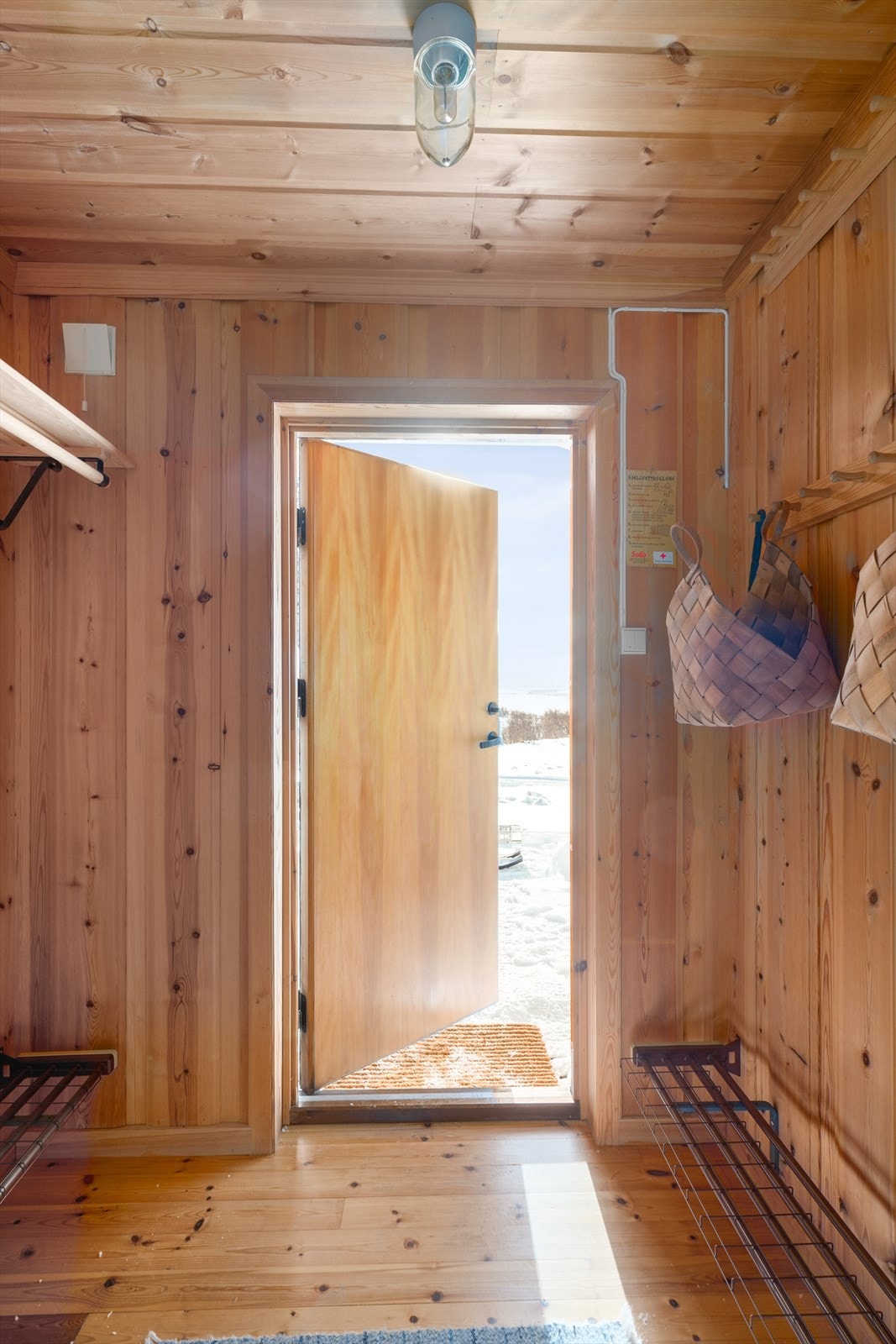 Liten, men romslig entré med plass til oppbevaringsmøblement for sko- og yttertøy. Galleribilde