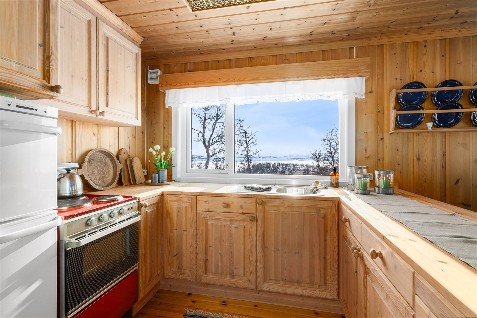 Benkeplate i heltre med gode arbeidsflater og nedfelt benkebeslag i rustfritt stål, uten blandebatteri. Galleribilde