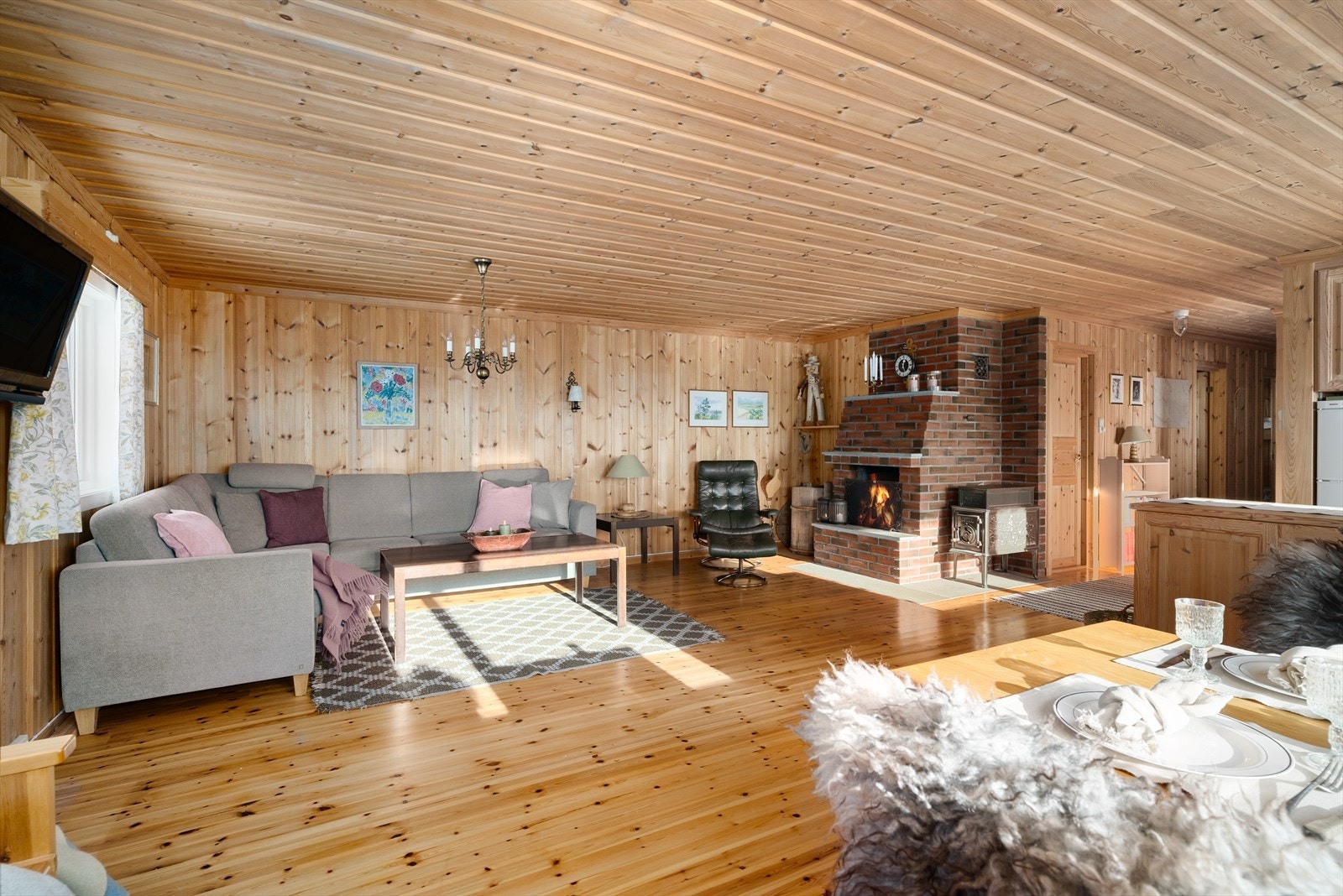 Trivelig stue av god størrelse, med gode vindusflater og kjøkken i åpen løsning. Det er god plass til både sofagruppe og spisestue. Galleribilde