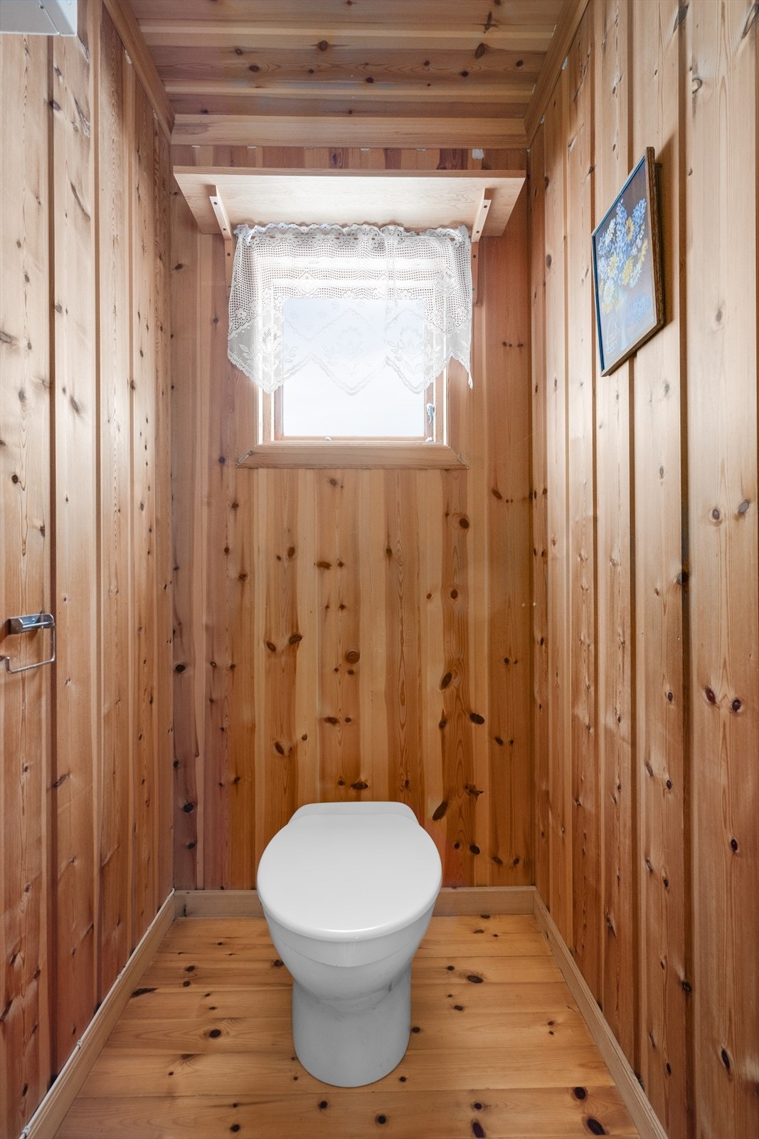 Hytta har også en stor bod med både innvendig og utvendig adkomst. Fra boden er det adkomst til et lite toalettrom med utedo. Galleribilde