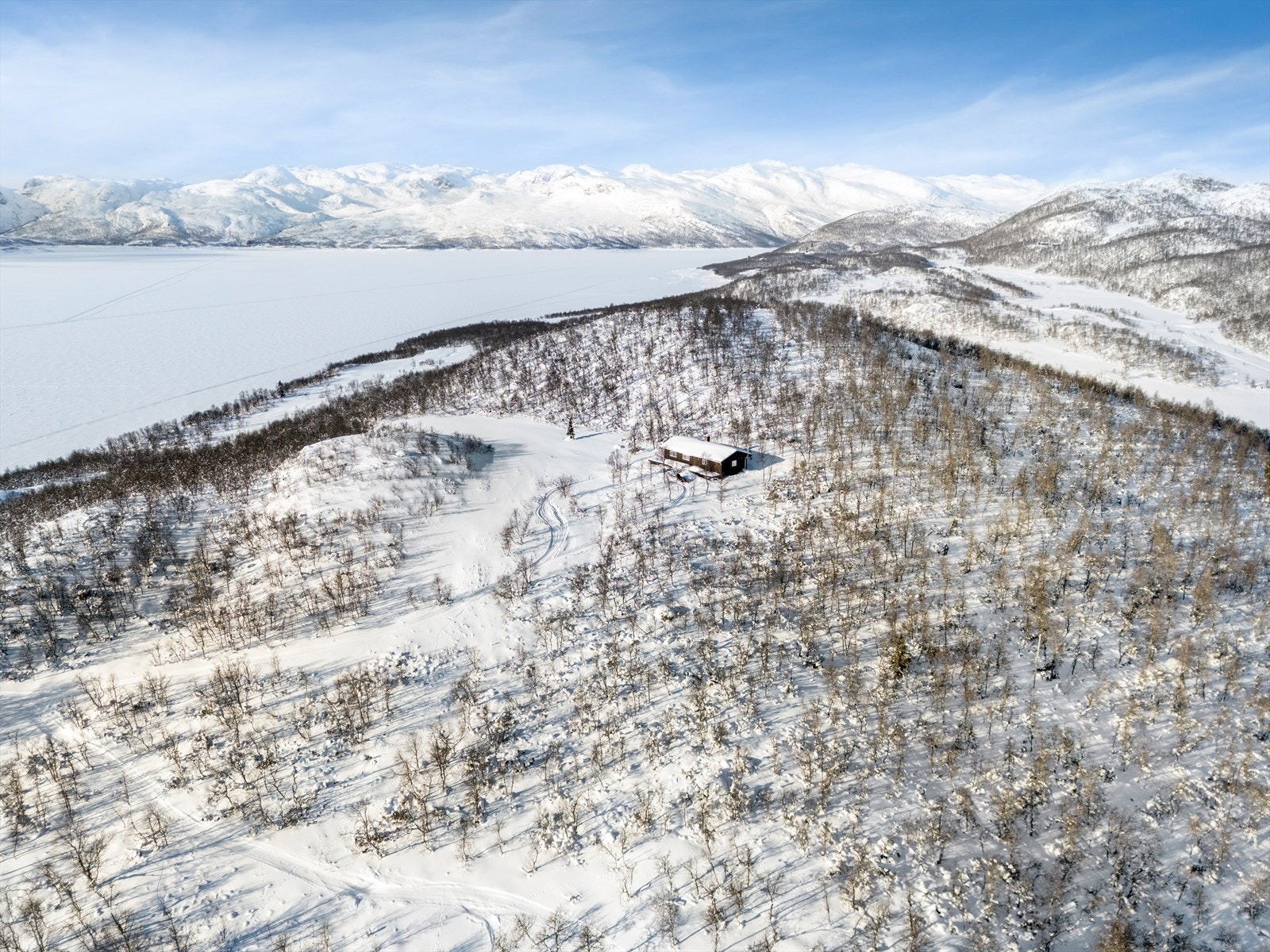 Over Møsvatn går også turistbåten Fjellvåken, fra Skinnarbu til Mogen Turisthytte, daglig i sommersesongen. På øya Hovden i Møsvatn finner man også Møsstrond turisthytte, Galleribilde
