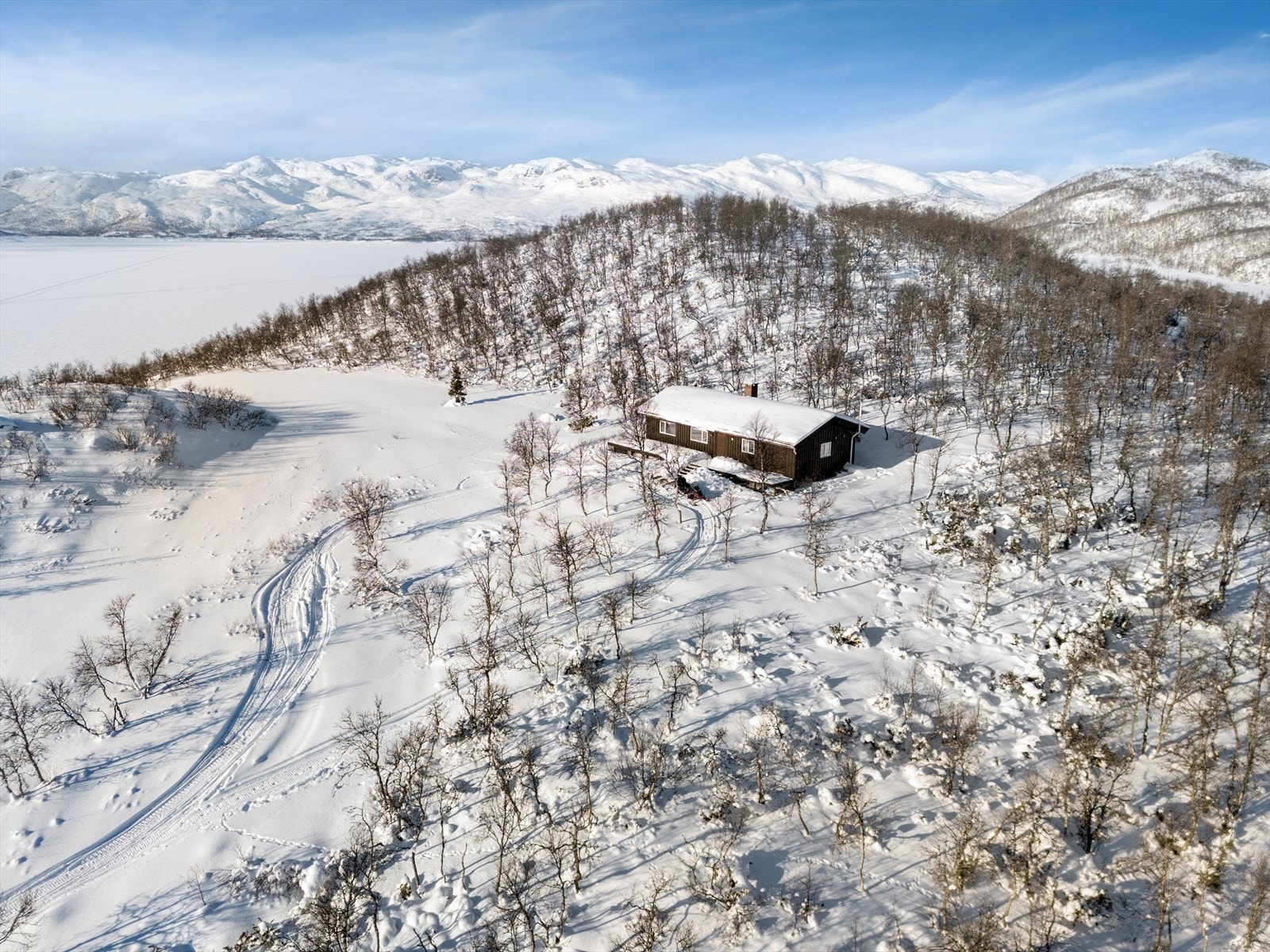 Velkommen til en velholdt familiehytte med unik beliggenhet, i naturskjønne omgivelser ved Førnes Gård i Rauland - helt på kanten av Hardangervidda! Galleribilde