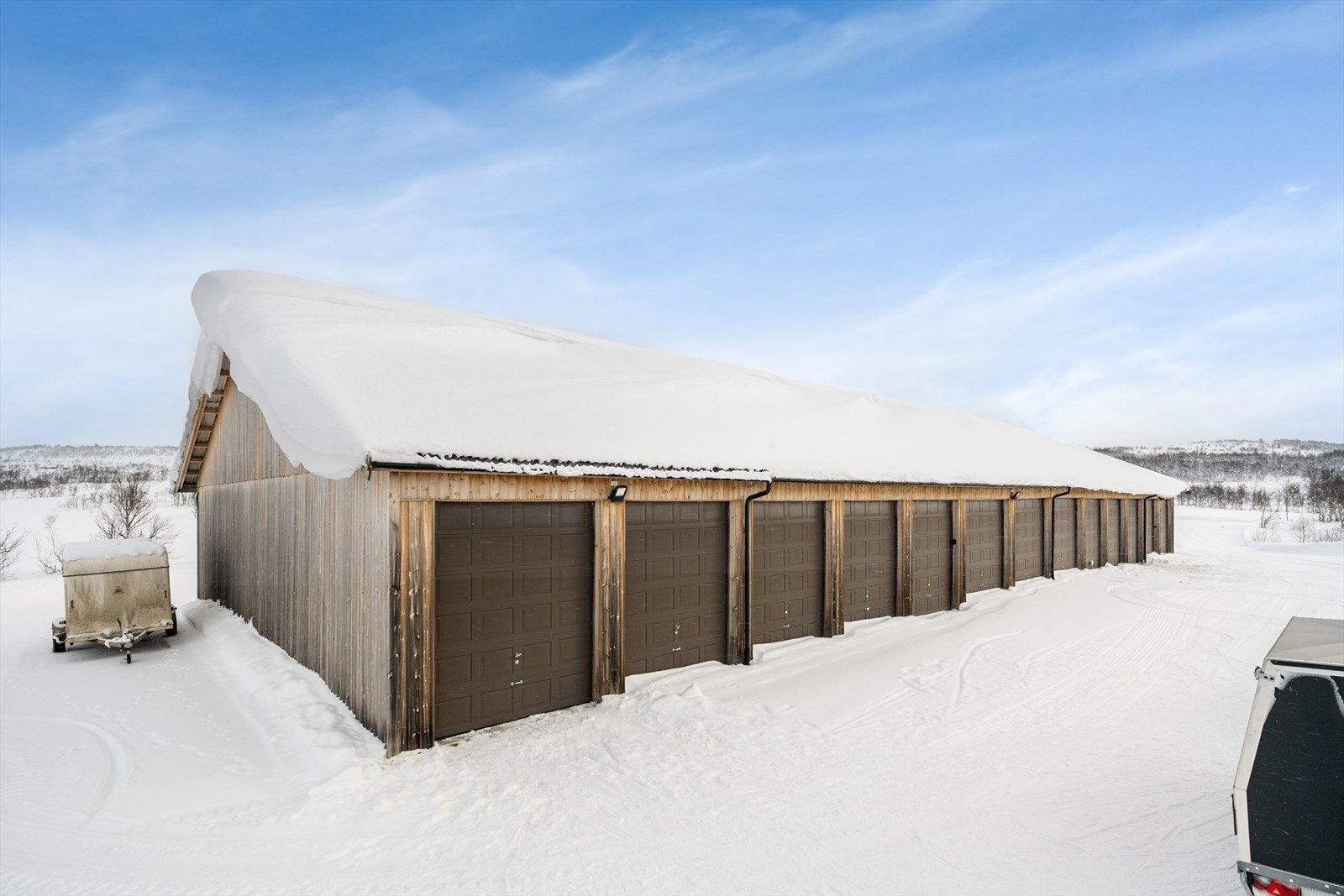 Selger opplyser at de eier en aksje i Varbø parkering på Varland, som gir bruksrett på 1 parkeringsplass. Galleribilde