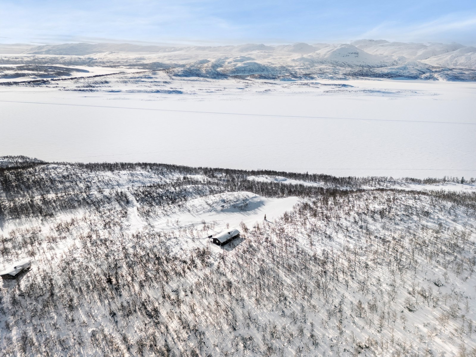 Rett i nærheten ligger også Møsvatn med fiske- og bademuligheter, samt mulighet for båt- eller padleturer. Husk fiskekort. Galleribilde