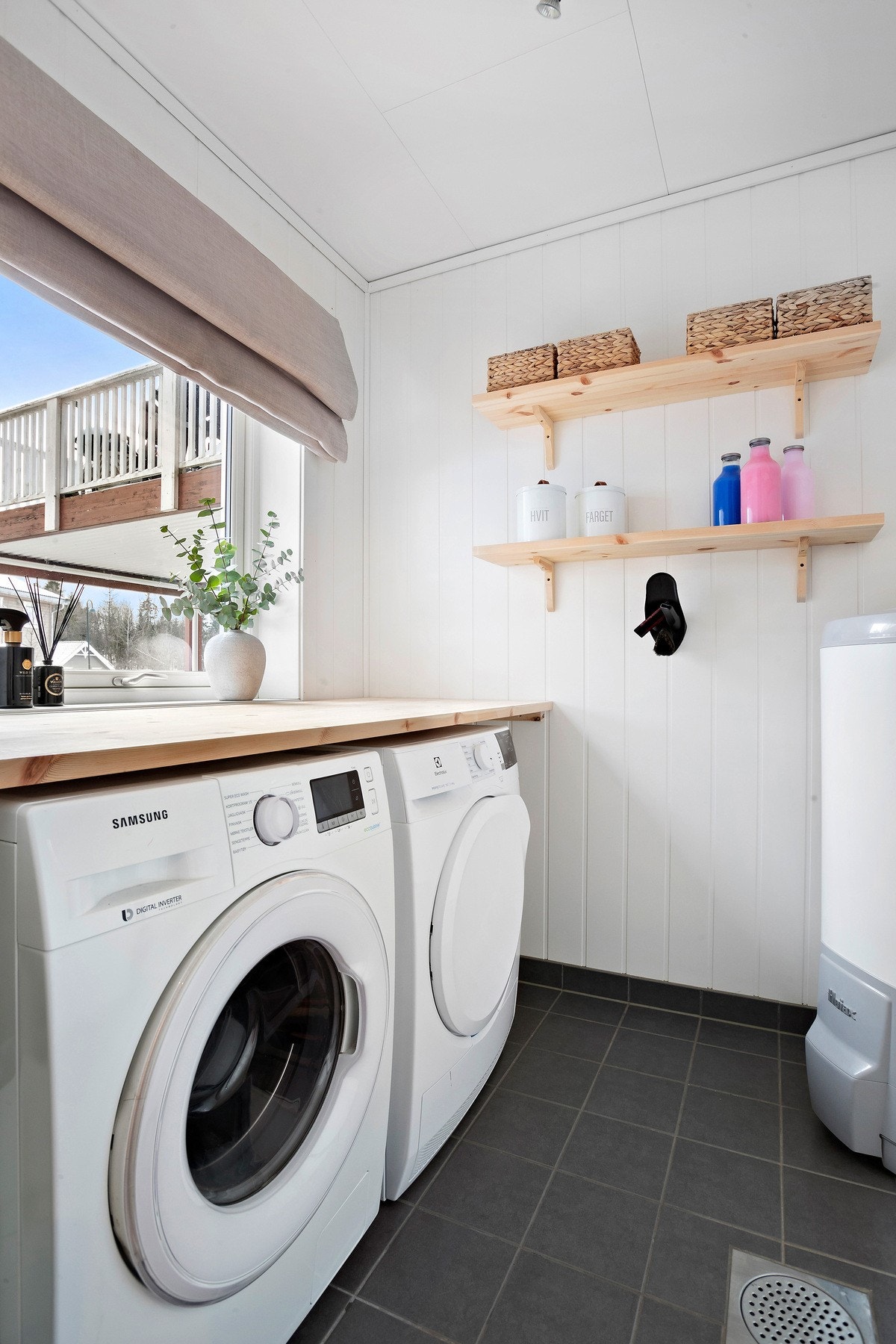 Vaskerom ved inngangen Galleribilde