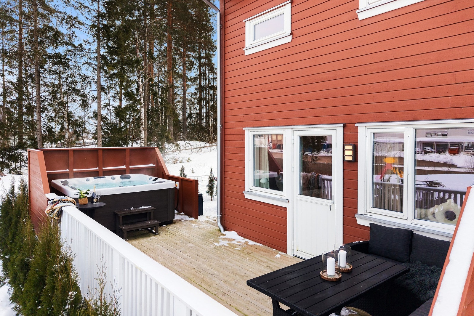 Stor markterrassen i tilknytning til egen hageflekk Galleribilde