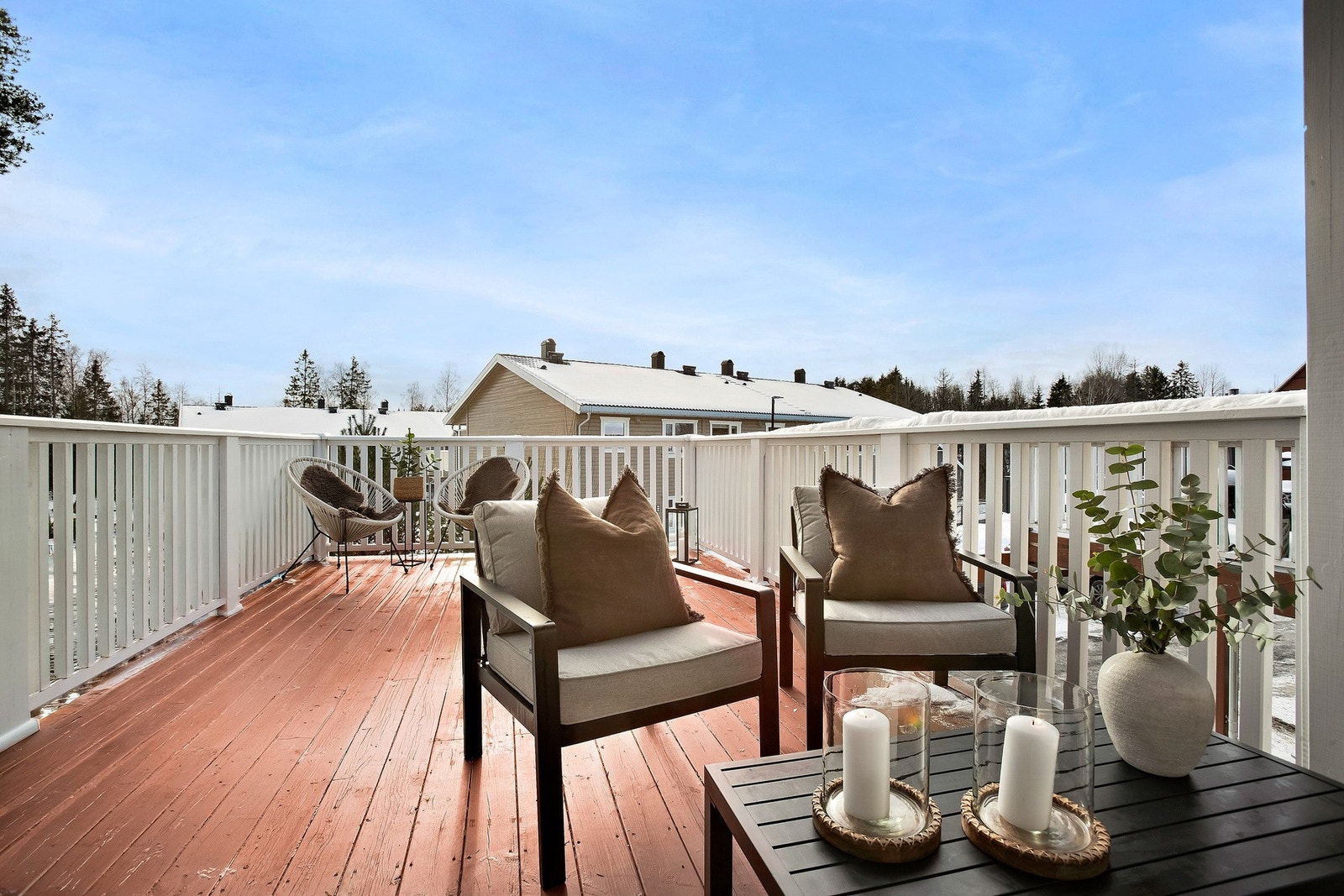 Utgang fra stuen til denne store solrike uteplassen Galleribilde