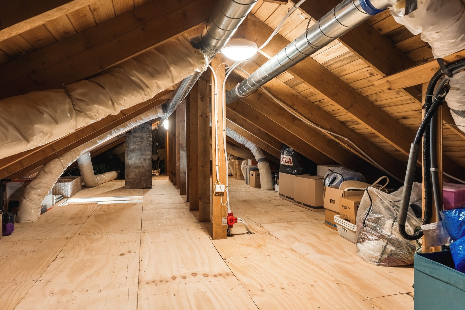 Uinnredet loft gir massevis med lagringsplass. Galleribilde