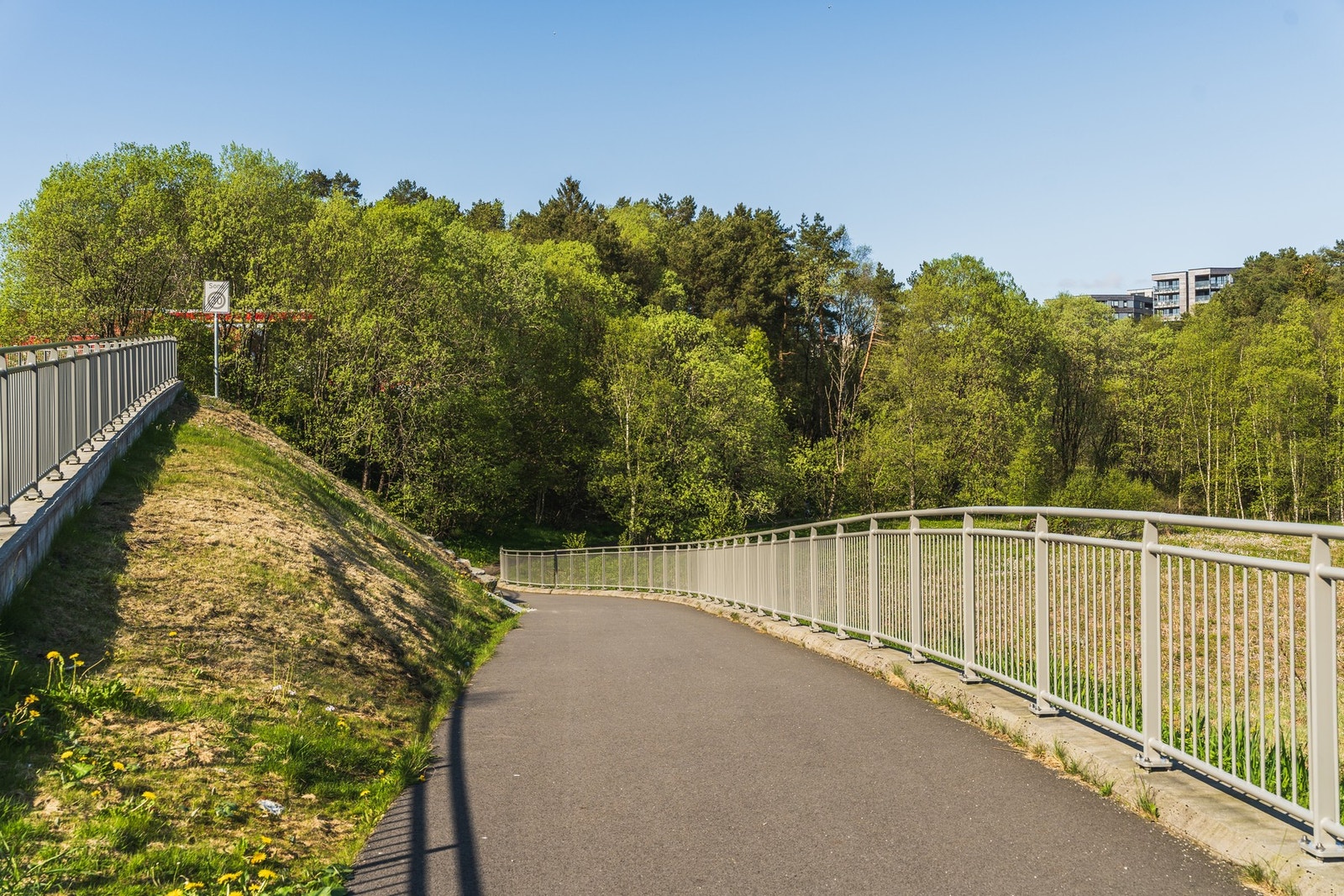 Med skole, dagligvarebutikker og kollektivtransport rett i nærheten, ligger alt til rette for en enkel og effektiv hverdag. Galleribilde