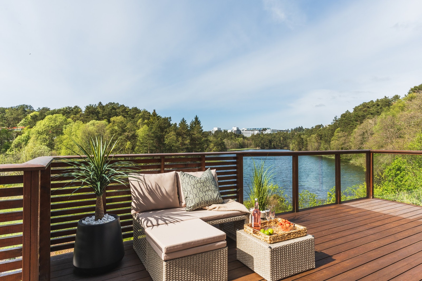 Det store uteområdet gir gode muligheter for møblering i flere soner. Galleribilde