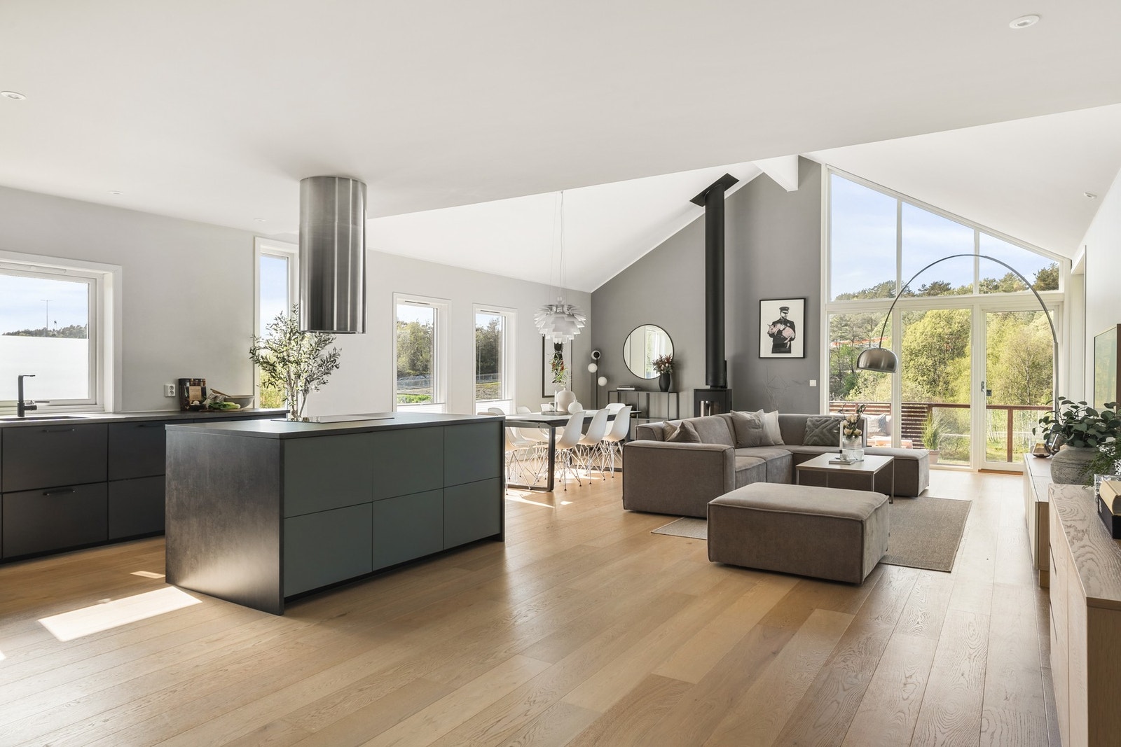 Vi starter med hjemmets naturlige samlingspunkt. En imponerende stue- og kjøkkendel på hele 64 kvm. Galleribilde