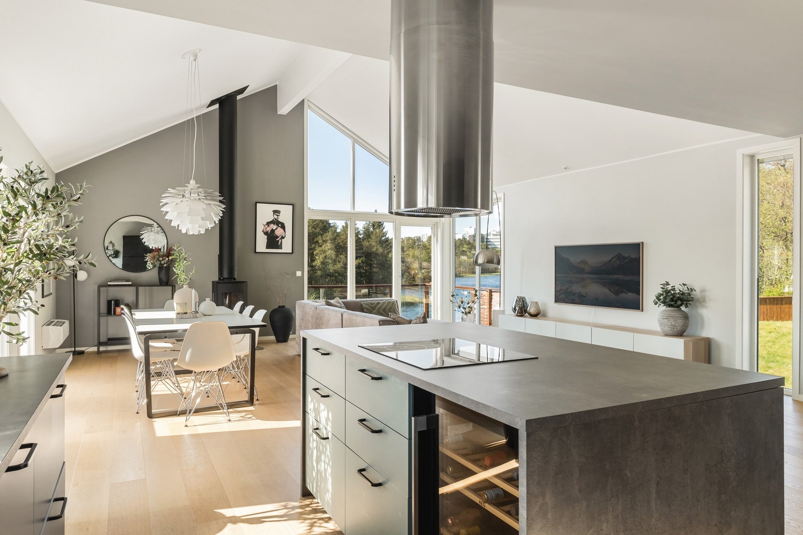 Her får du rikelig med både skap- og benkeplass, og integrerte hvitevarer av høy kvalitet. Galleribilde