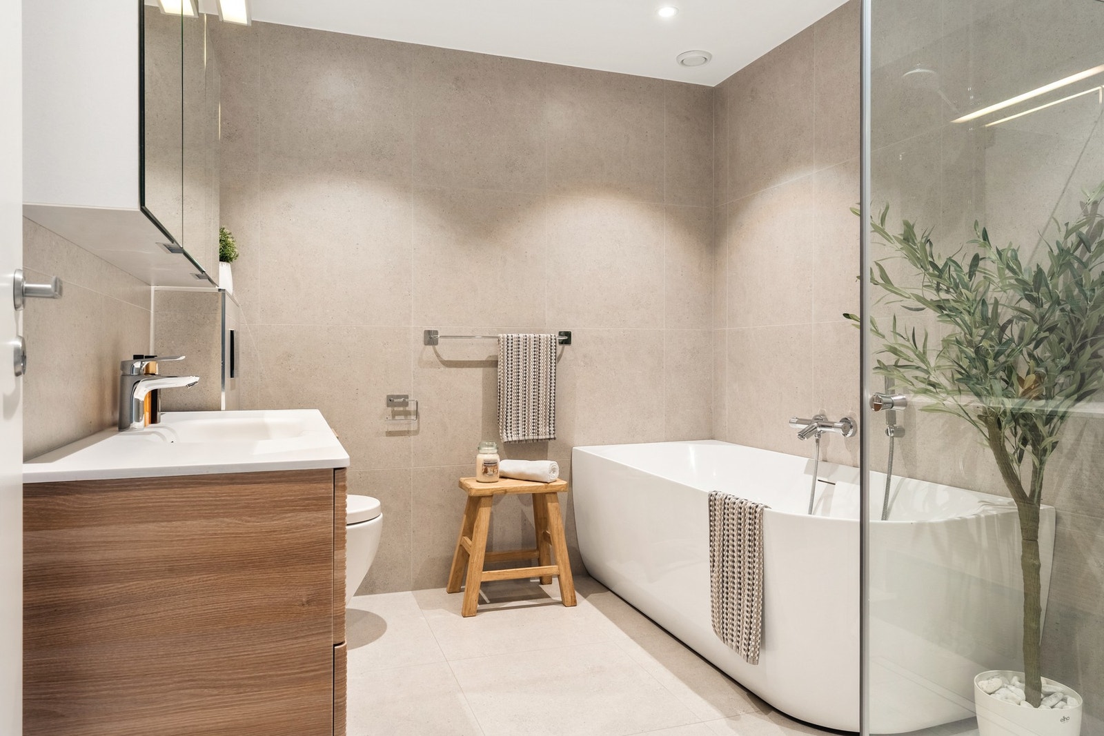 Badet ble pusset opp i 2024 av Bad VVS og holder høy standard, med badekar, dusj, vegghengt toalett og stilrent møblement. Galleribilde