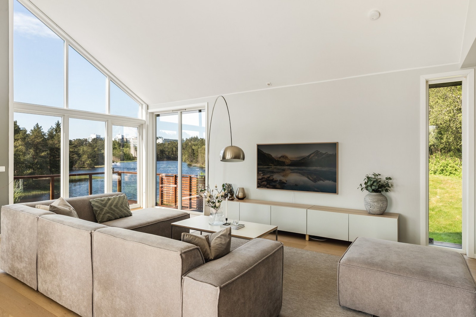 De store vindusflatene gir rikelig med naturlig lys og fantastisk utsikt, mens en takhøyde på hele 4,24 meter skaper en sjelden romfølelse. Galleribilde