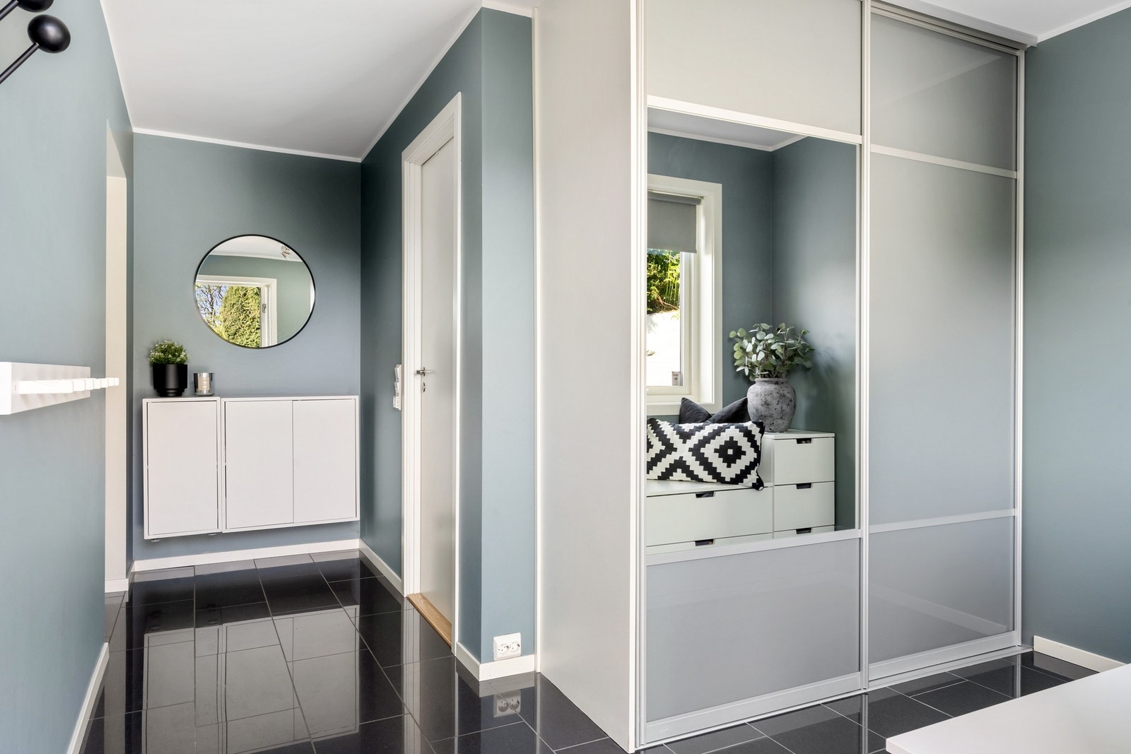 En funksjonell entré med god garderobeplass ønsker deg velkommen hjem, og gir en praktisk start på dagen. Galleribilde