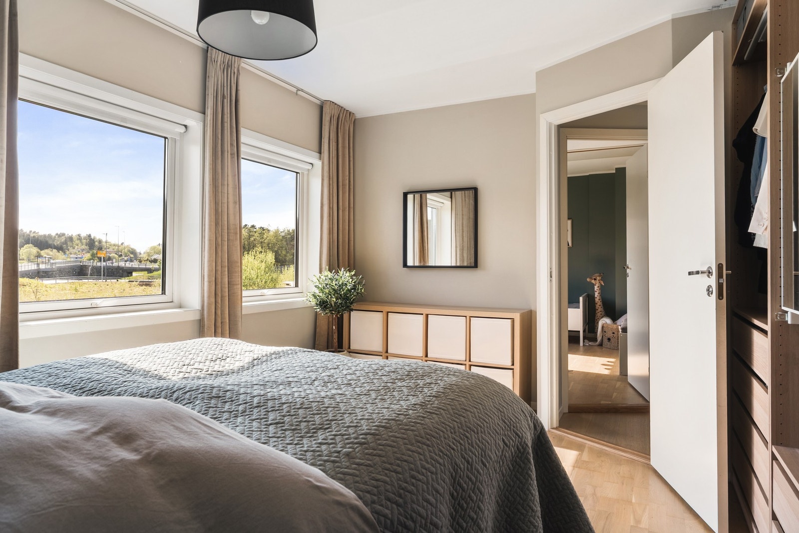 Hovedsoverommet er ekstra romslig med stor og praktisk garderobe. Galleribilde