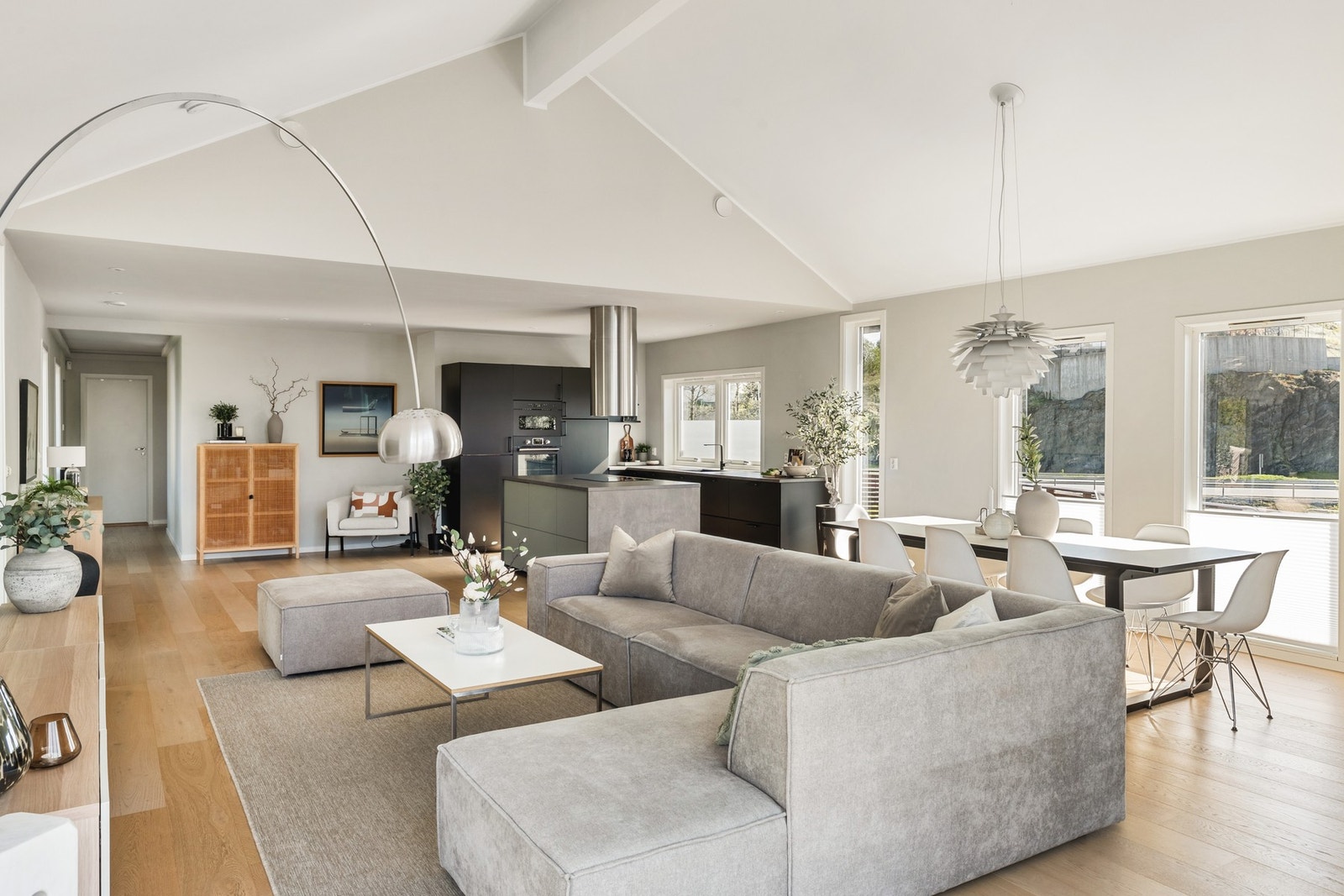 Stuens gode areal gir god plass til spisegruppe, i tillegg til mediasone/sofagruppe. Galleribilde