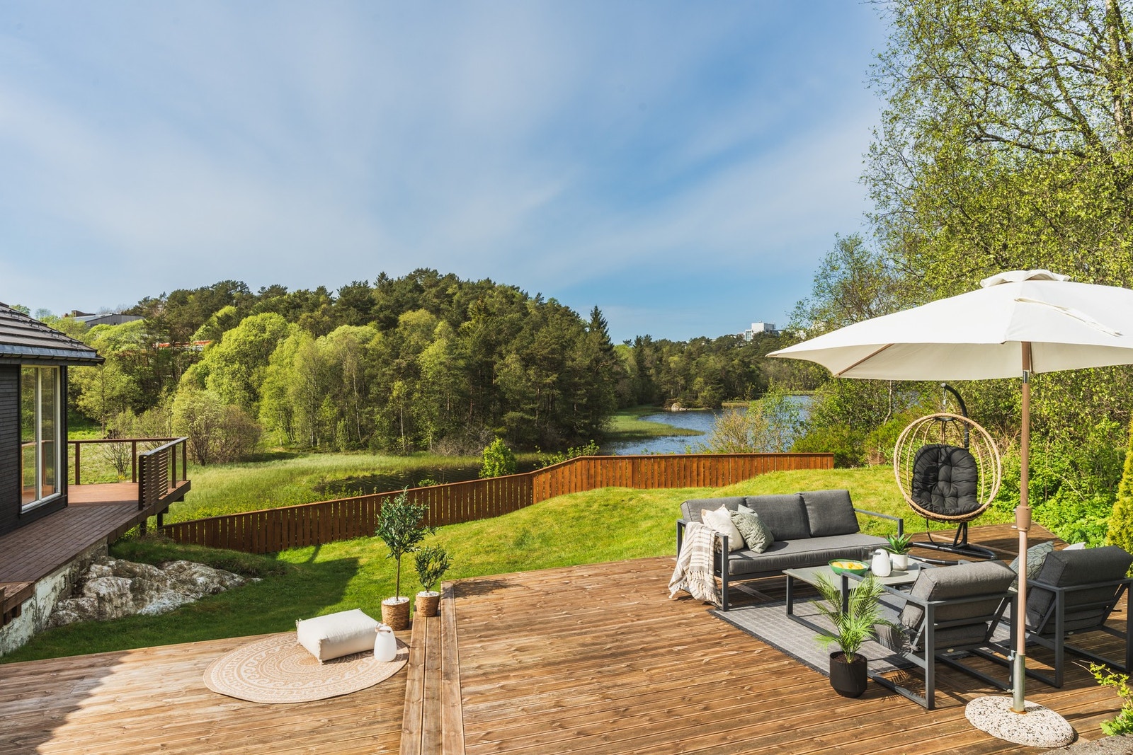 Ønsker du å bo sentralt, men tilbaketrukket i et veletablert og barnevennlig område? Her får du et fantastisk uteområde og utsikt mot vannet. Galleribilde