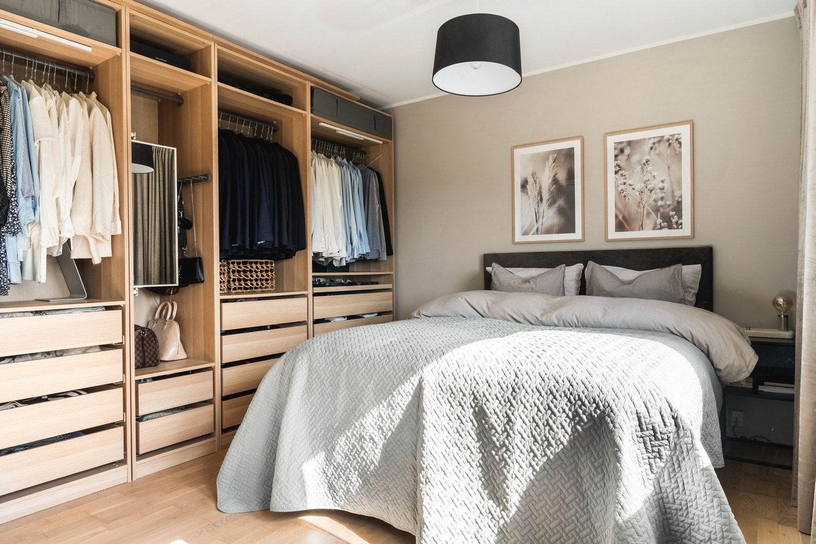 Boligen har tre store soverom, alle med god skapplass og nærhet til bad og toalettrom. Galleribilde