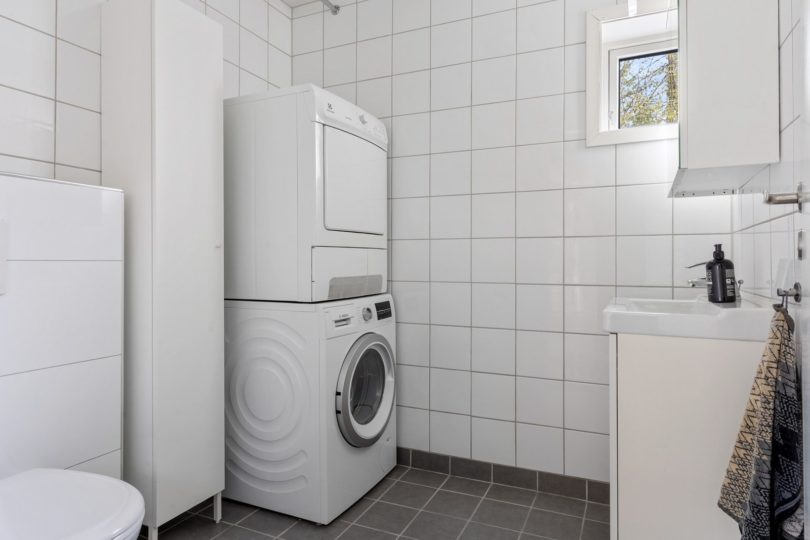 Toalettrommet, pusset opp i 2014, har også vegghengt toalett, servant og opplegg for vaskemaskin. Galleribilde