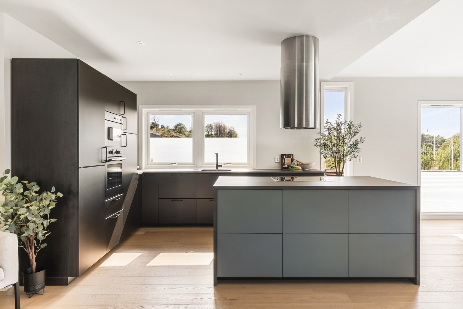 Kjøkkenet fremstår moderne og lekkert, med slette fronter, slitesterk laminat benkeplate og gjennomført design. Galleribilde