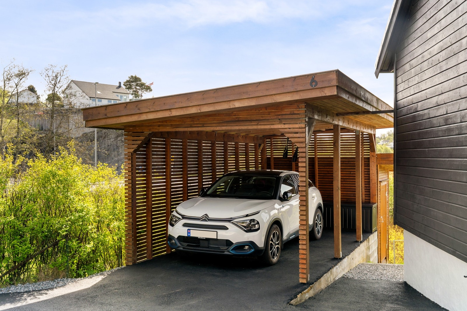 Carport med montert elbillader. Galleribilde