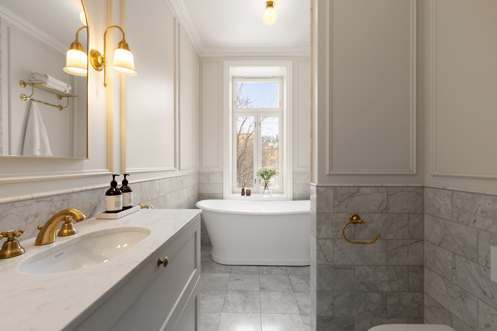 Badet ble renovert i desember 2024 med eksklusive og tidsriktige materialvalg og en gjennomført, delikat utførelse. Galleribilde