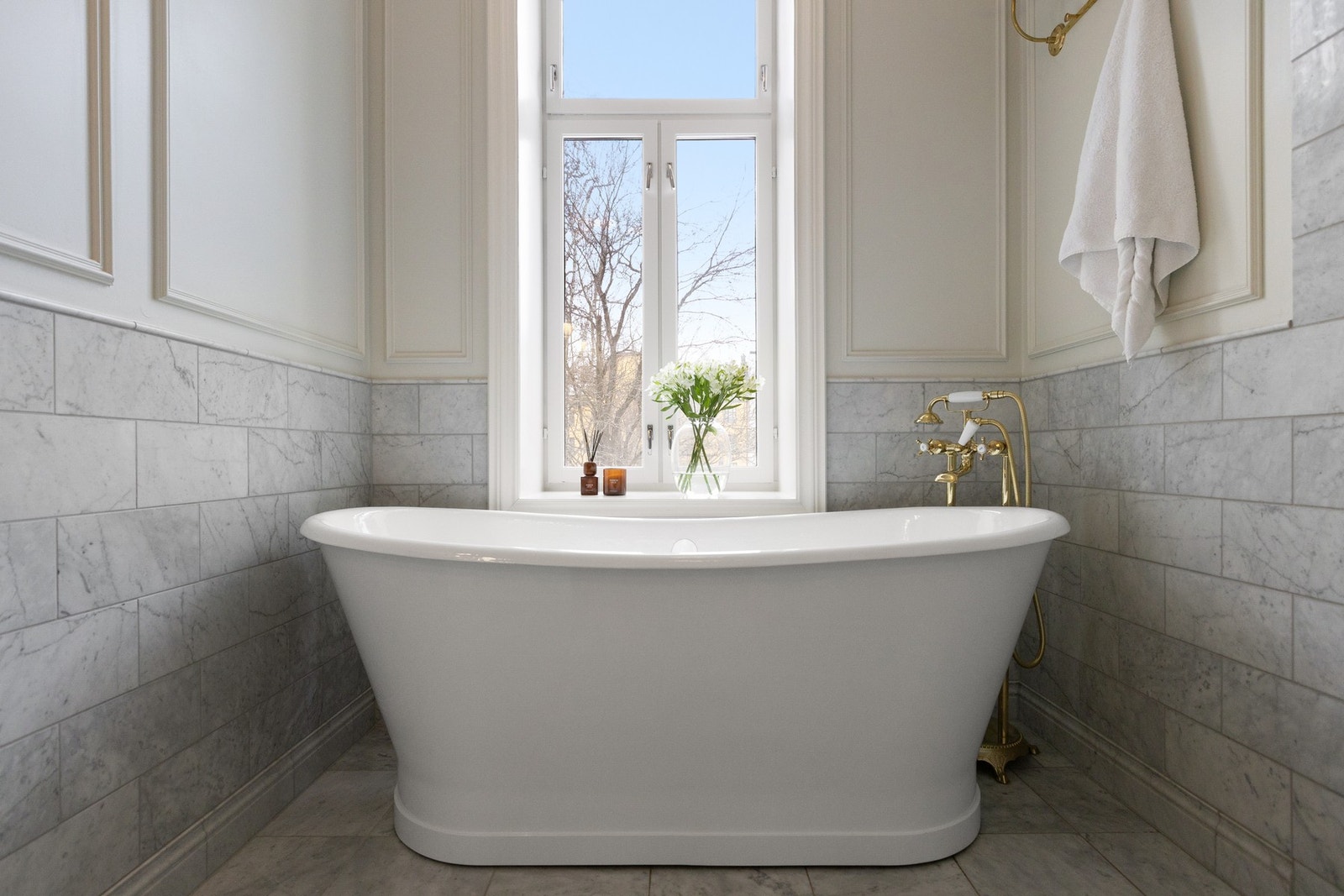 Badet vender mot rolig bakgård, noe som bidrar til en skjermet og behagelig atmosfære. Galleribilde